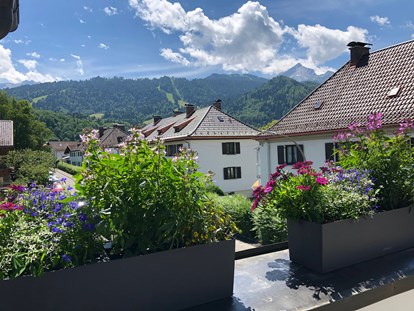 Pensionen - Umgebungsschwerpunkt: Berg - Steingaden - Aussicht aus den Balkonzimmern - Hotel Garni Alpengruß