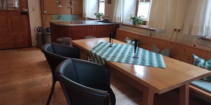 Pensionen - Ergoldsbach - Schenke und Stammtisch in unserer Gaststube/Frühstücksraum im Erdgeschoss - Pension Zur Nachtigall