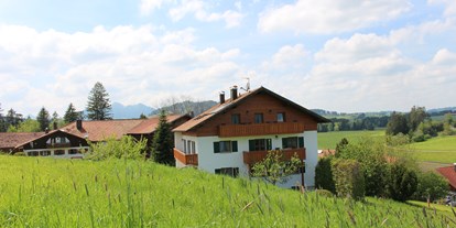 Pensionen - Umgebungsschwerpunkt: Berg - Wertach - Bauernhof Hefele: Unser Gästehaus: Morgensonne genießen - Ferienhof Hefele