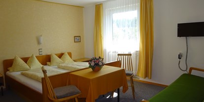 Pensionen - Garten - Oberbayern - Doppelzimmer mit Blick in den Garten, ruhig gelegen mit Dusche, WC und Fernseher. - Pension Waldeck