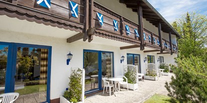 Pensionen - Fahrradverleih - Bayern - Vorderansicht mit Terrassen und Balkonen - The Scottish Highlander Guesthouse