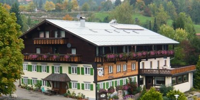 Pensionen - Grünenbach - Haupthaus im Sommer 2018 - Pension Zum Engel