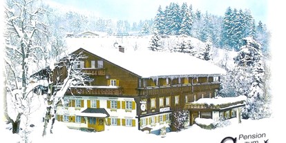 Pensionen - Balkon - Grünenbach - Unser Haus im Winter  im Hintergrund die Lifte - Pension Zum Engel