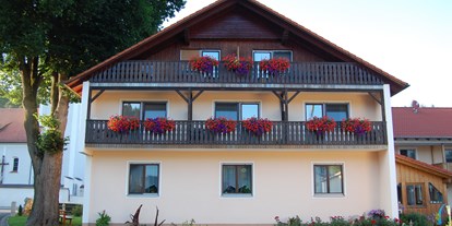 Pensionen - Art der Pension: Gasthaus mit Zimmervermietung - Titting - Süd-Ansicht unseres Gasthofes - Gasthof Zur Linde