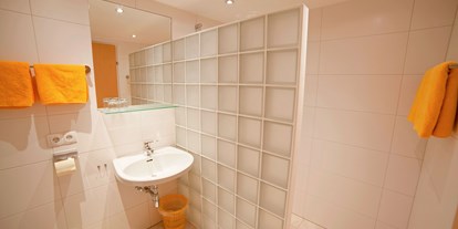 Pensionen - Wanderweg - Pongau - Badezimmer mit Dusche im Doppelzimmer mit Balkon - B&B Landhaus Vierthaler