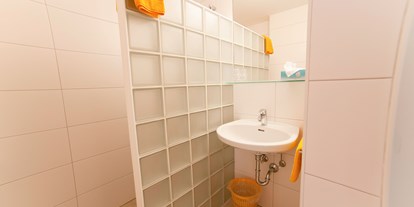 Pensionen - Umgebungsschwerpunkt: Berg - Pruggern - Badezimmer mit Dusche und separatem WC im Dreibettzimmer mit Balkon - B&B Landhaus Vierthaler