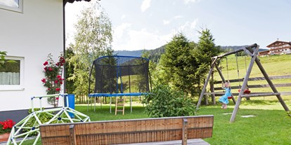 Pensionen - Wanderweg - Abtenau - Spielplatz mit Trampolin, Schaukel und kleinem Fussballplatz im Landhaus Vierthaler in Filzmoos, B&B - B&B Landhaus Vierthaler