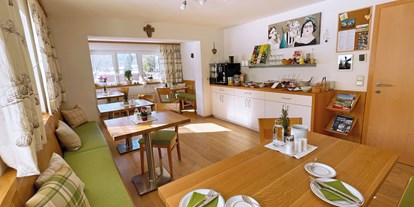 Pensionen - Garten - Gosau - Frühstücksraum mit Kaffeemaschine und Buffet für ein ausgiebiges, internationales Frühstück - B&B Landhaus Vierthaler