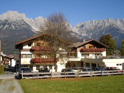 Pensionen - Skilift - Tirol - Die Südseite unseres Hauses mit dem Wilden Kaiser im Hintergrund. - Frühstückspension Appartements Steinbacher****