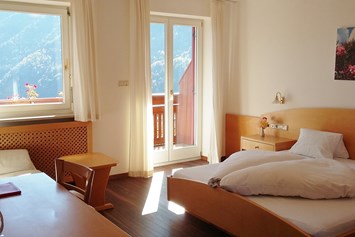 Frühstückspension: Die Doppelzimmer in der mittleren Etage sind gemütlichen und haben einen hervorragenden Blick auf Meran. - Pension Plarserhof