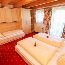 Frühstückspension: Schlafzimmer mit drei Betten  - Urlaubsparadies Liebmannhof
