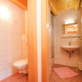 Frühstückspension: dazugehöriges Badezimmer mit separatem WC - Urlaubsparadies Liebmannhof
