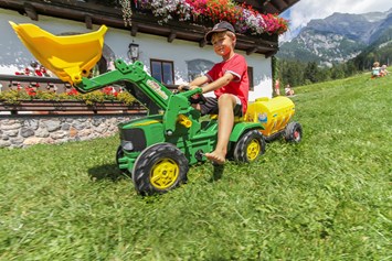 Frühstückspension: ein richtiger Bauer mit Traktor - Urlaubsparadies Liebmannhof