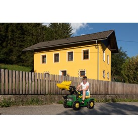 Frühstückspension: Traktorfahren will geübt sein - Haus Brunner - Ferienwohnung im Hühnerhotel