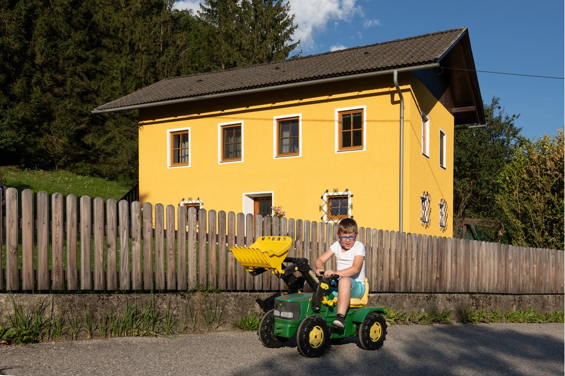 Frühstückspension: Traktorfahren will geübt sein - Haus Brunner - Ferienwohnung im Hühnerhotel