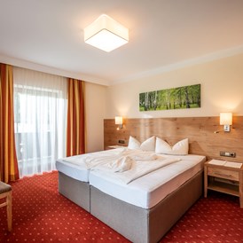 Frühstückspension: Alle Zimmer verfügen über einen Tisch mit 2-3 Stühlen - Hotel Garni Birkenhof & Apartments Rosenhof