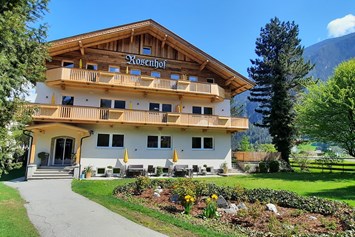 Frühstückspension: Der Rosenhof in Mayrhofen im Zillertal im Sommer. - Hotel Garni Birkenhof & Apartments Rosenhof