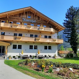 Frühstückspension: Der Rosenhof in Mayrhofen im Zillertal im Sommer. - Hotel Garni Birkenhof & Apartments Rosenhof