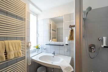 Frühstückspension: Badezimmer Doppelzimmer-Standard - Pension Ehrenfried