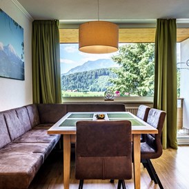 Frühstückspension: Neues Apartment D Priel - Wohnküche mit Balkon und Aussicht auf die Berge der Urlaubsregion Pyhrn Priel - Haus Löger Apartments