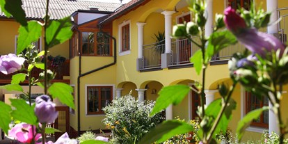 Pensionen - Restaurant - Gaweinstal - Unsere Zimmer befinden sich im ruhig gelegenen Arkadeninnenhof! - Weingut- Gästezimmer Schwalm