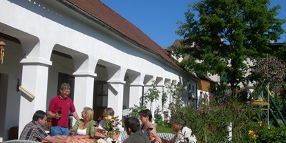 Pensionen - Frühstück: Frühstücksbuffet - Herrnbaumgarten - gemütlicher ruhiger Arkadenhof zum Entspannen und Wein verkosten - Weingut Bohrn