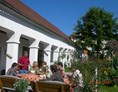 Frühstückspension: gemütlicher ruhiger Arkadenhof zum Entspannen und Wein verkosten - Weingut Bohrn