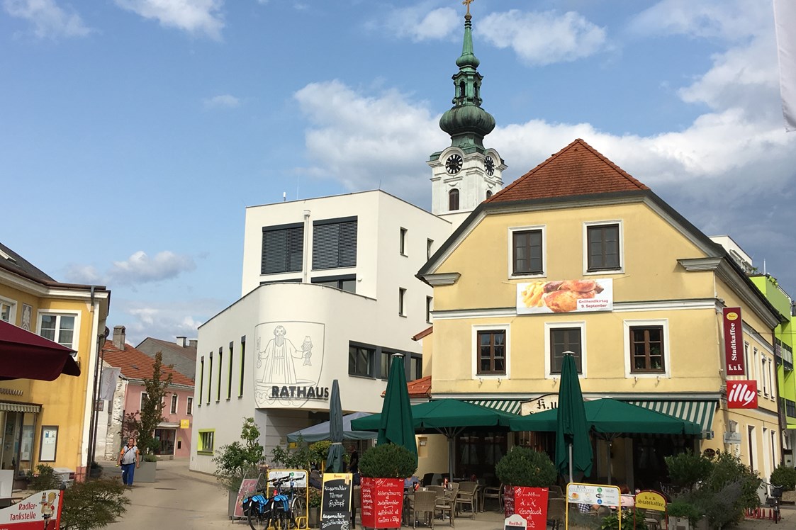 Frühstückspension: Das Stadtzentrum von Pöchlarn besteht aus historischen und neuen Gebäuden. - Frühstückspension Haus Barbara