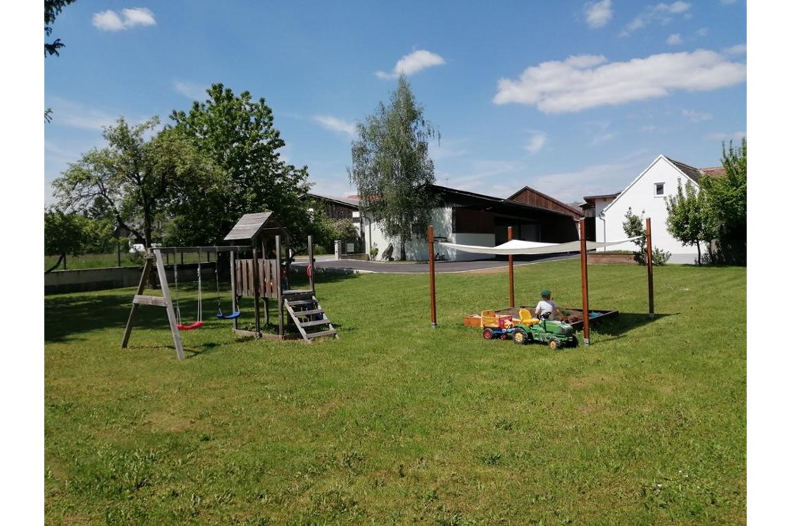 Frühstückspension: unser Garten mit Spielplatz - Wohlfühlhof Bachzelt