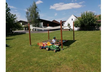Frühstückspension: unser Garten mit Spielplatz - Wohlfühlhof Bachzelt