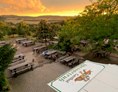 Frühstückspension: Großer Biergarten mit schattigen Walnussbäumen und Kinderspielplatz - Landgasthof Spessartruh