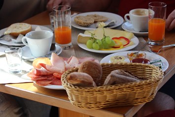 Frühstückspension: Frühstücken mit frischen,regionalen Südtiroler Produkten. - Pension Klausthaler 